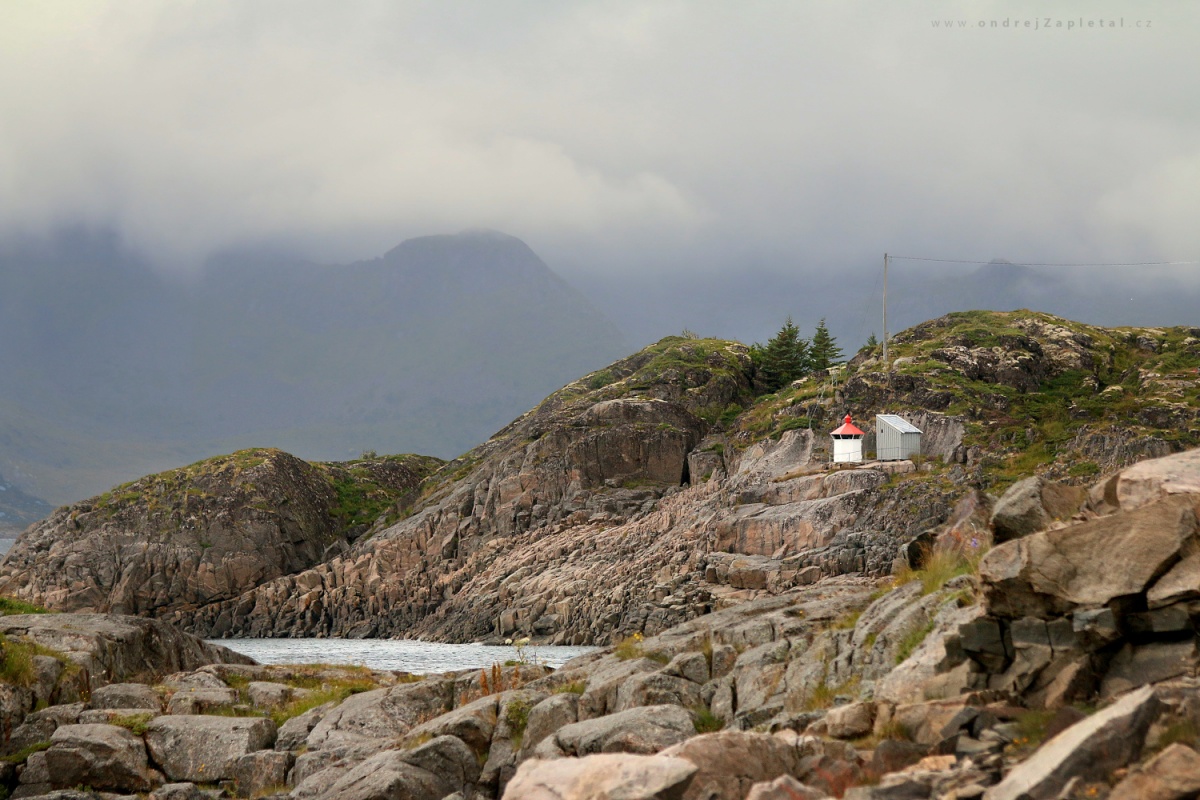 Malý majáček (Na fotografii:  (Fotografie achitektury) skála, budova, moře, hory)