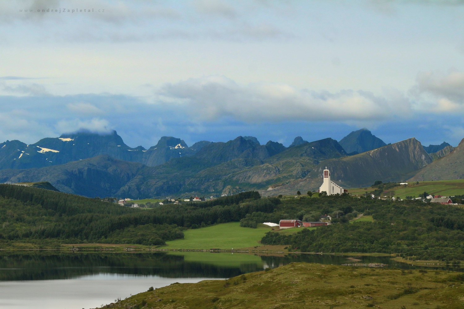 Kostel pod horami (Na fotografii:  (Fotografie krajiny) hory, kostel, mraky, venkov)