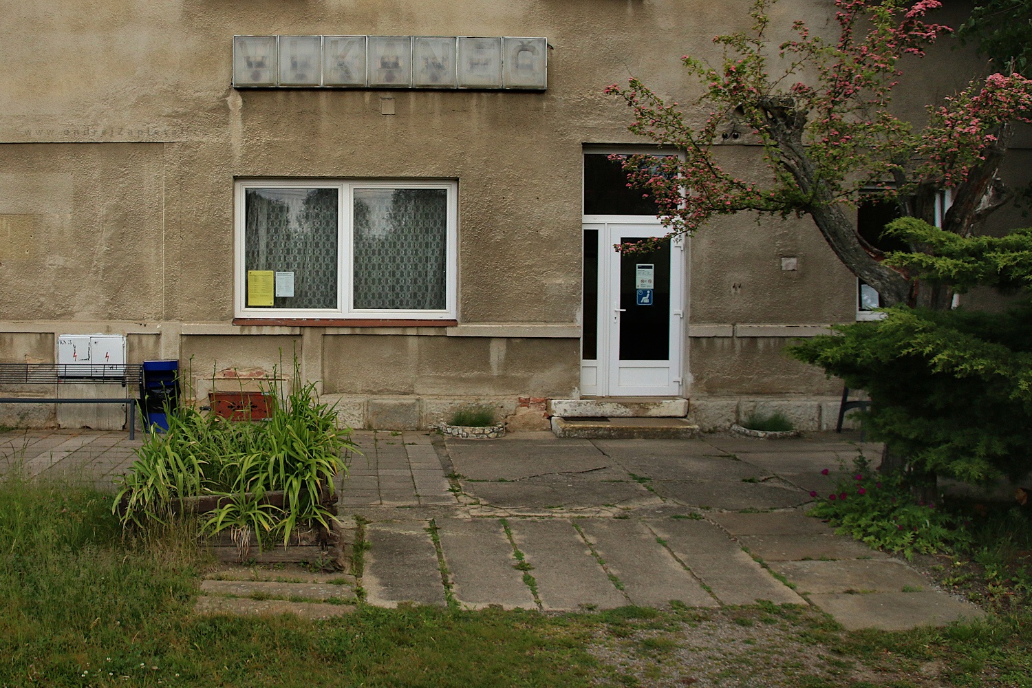 Fade out Writing (On the photo:  (Street photography) vlak, budova, nápisy)