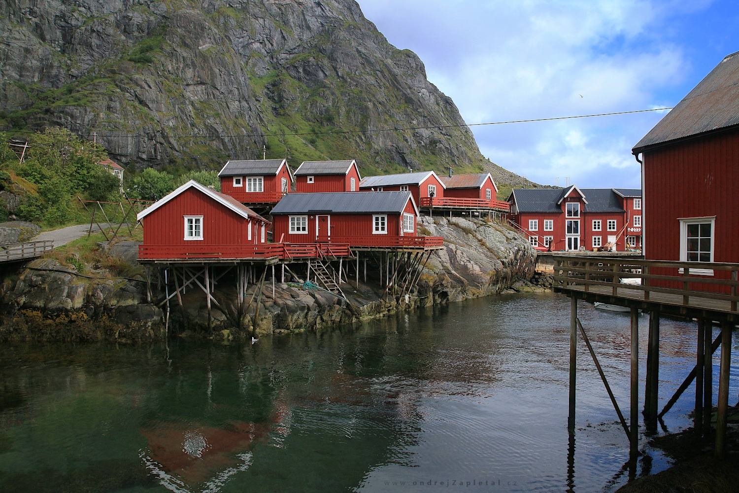 Červené město (Na fotografii:  (Fotografie venkova) budova, hory, moře, venkov)