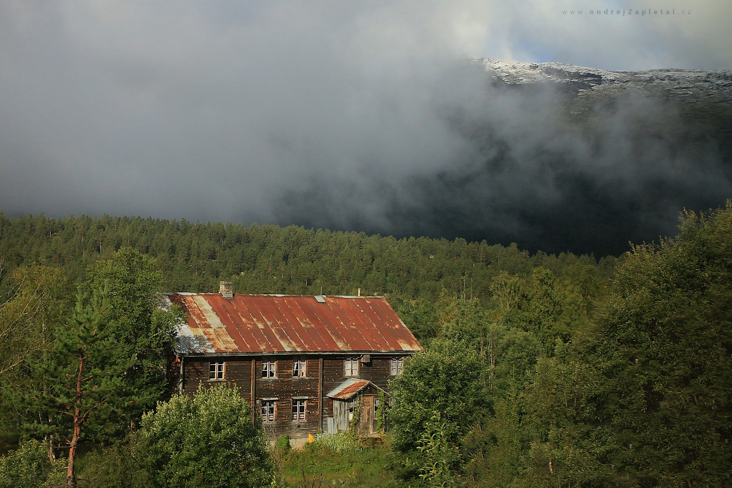 Red Building in a Forest (On the photo:  (Landscape photography) budova, les, hory, mraky, ruiny, venkov)
