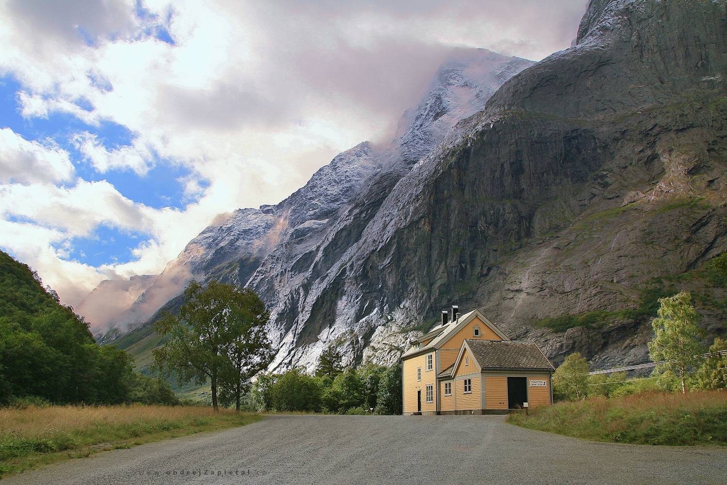 Train Station under Mountain (On the photo:  (Rural photography) budova, hory, mraky, vlak)