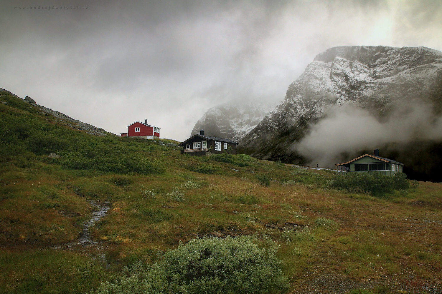 Chatky na hřebenu (Na fotografii:  (Fotografie krajiny) hory, budova, mraky, příroda)