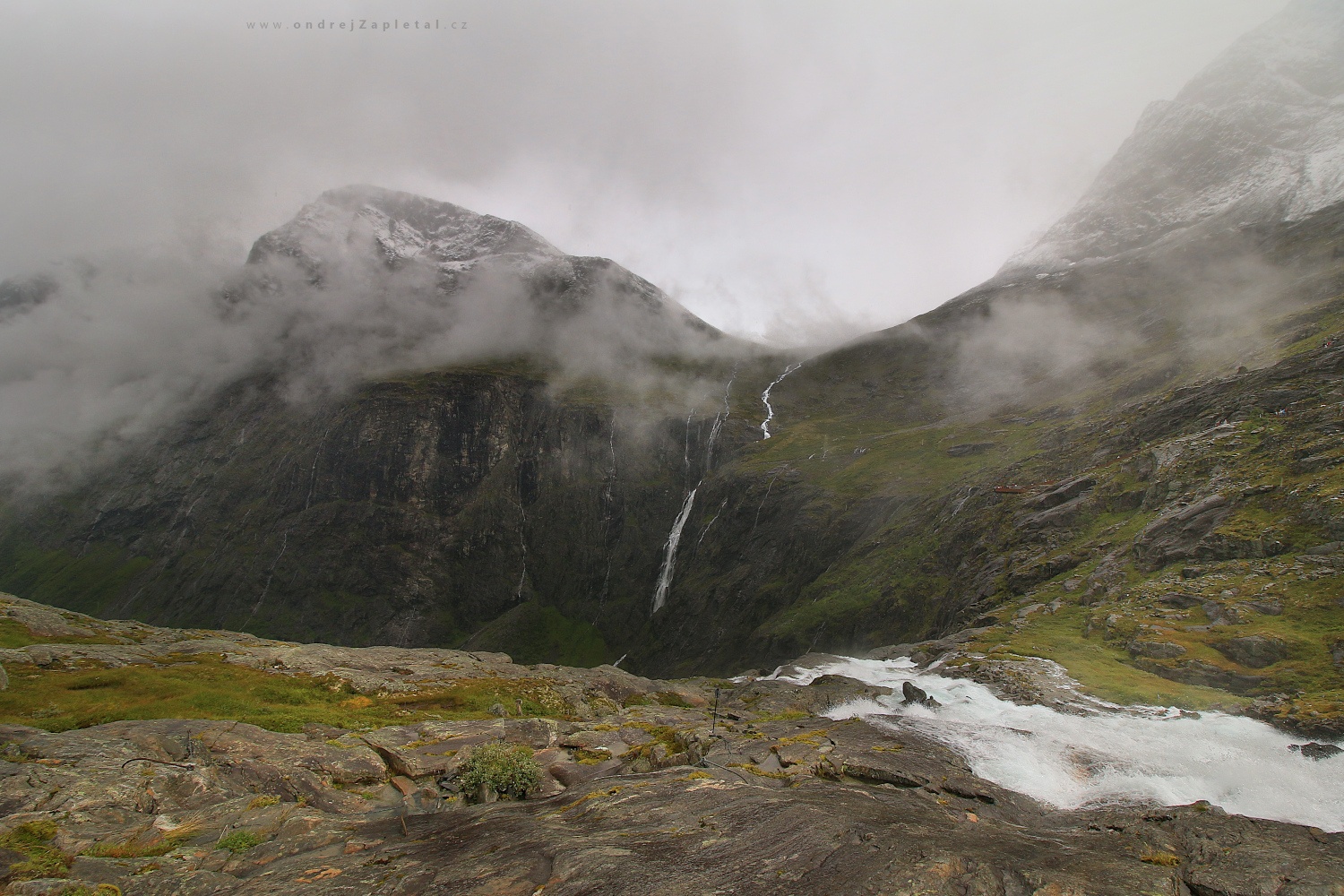 Hole in the Ground (On the photo:  (Nature photography) hory, voda, mraky)