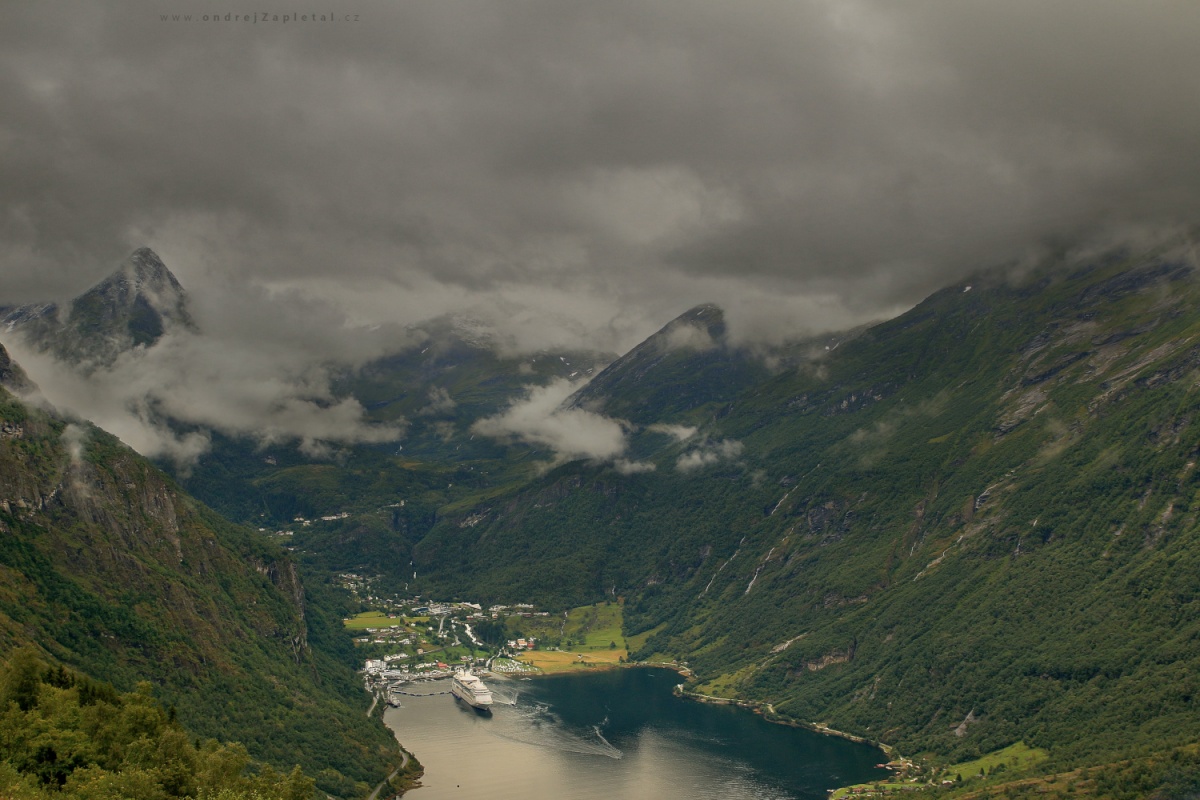 Loď v Geirangerfjordu (Na fotografii:  (Fotografie krajiny) hory, mraky, příroda, loď)