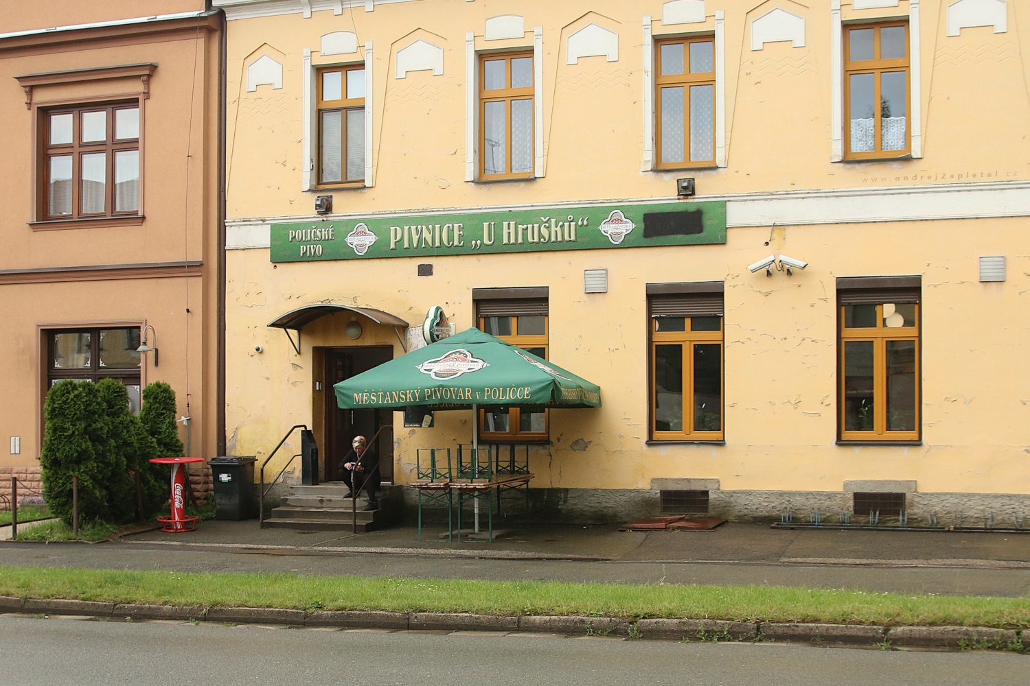 Traditional Brasserie (On the photo:  (Street photography) budova, nápisy, ulice)