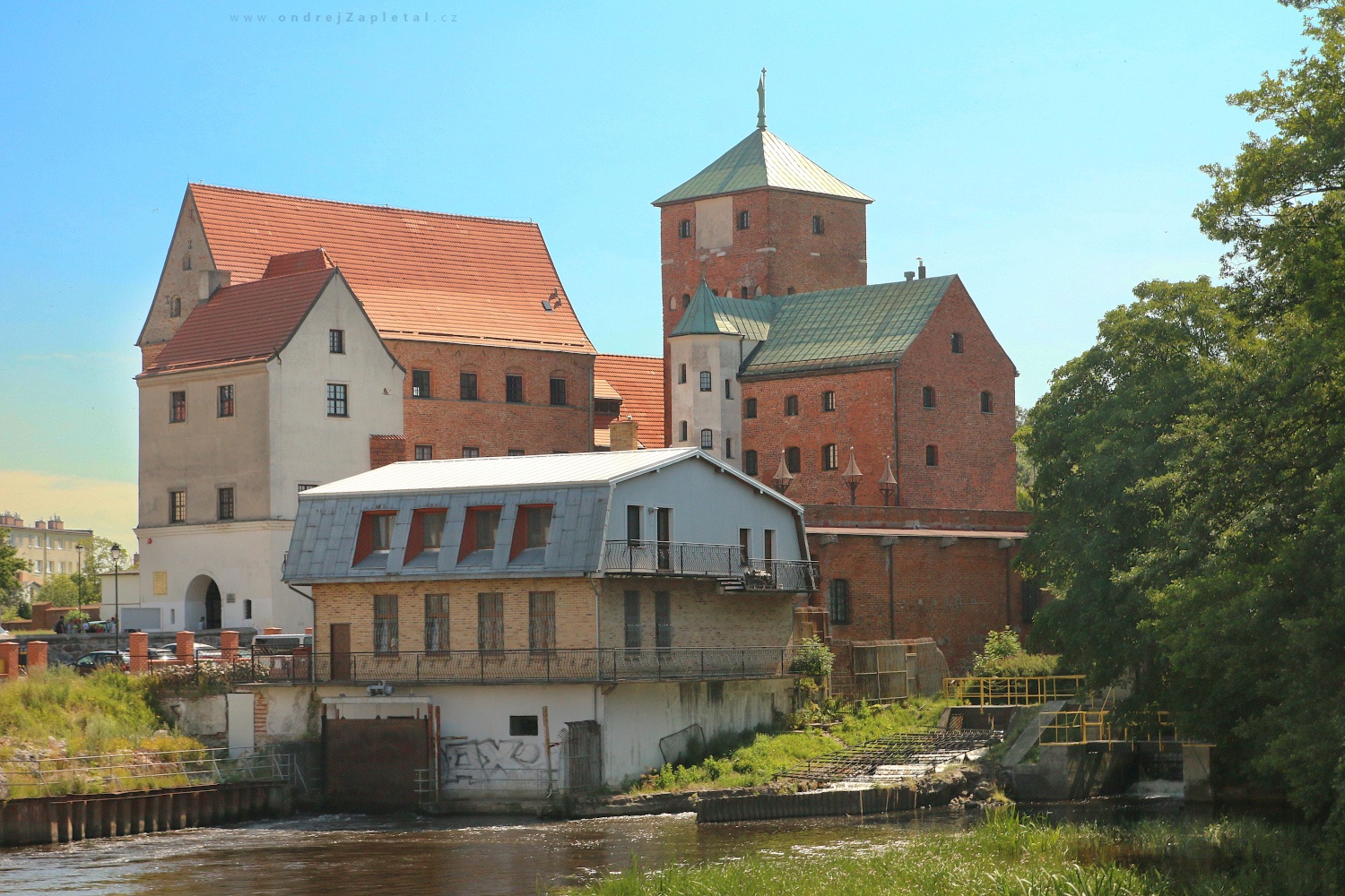 Brick Castle (On the photo:  (Architecture photography) hrad, budova, řeka)