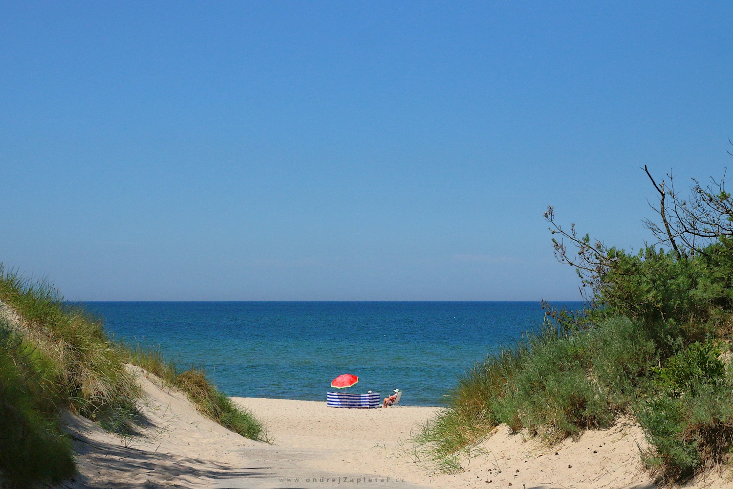 Beach behind a Dune (On the photo:  (Landscape photography) moře, obloha)