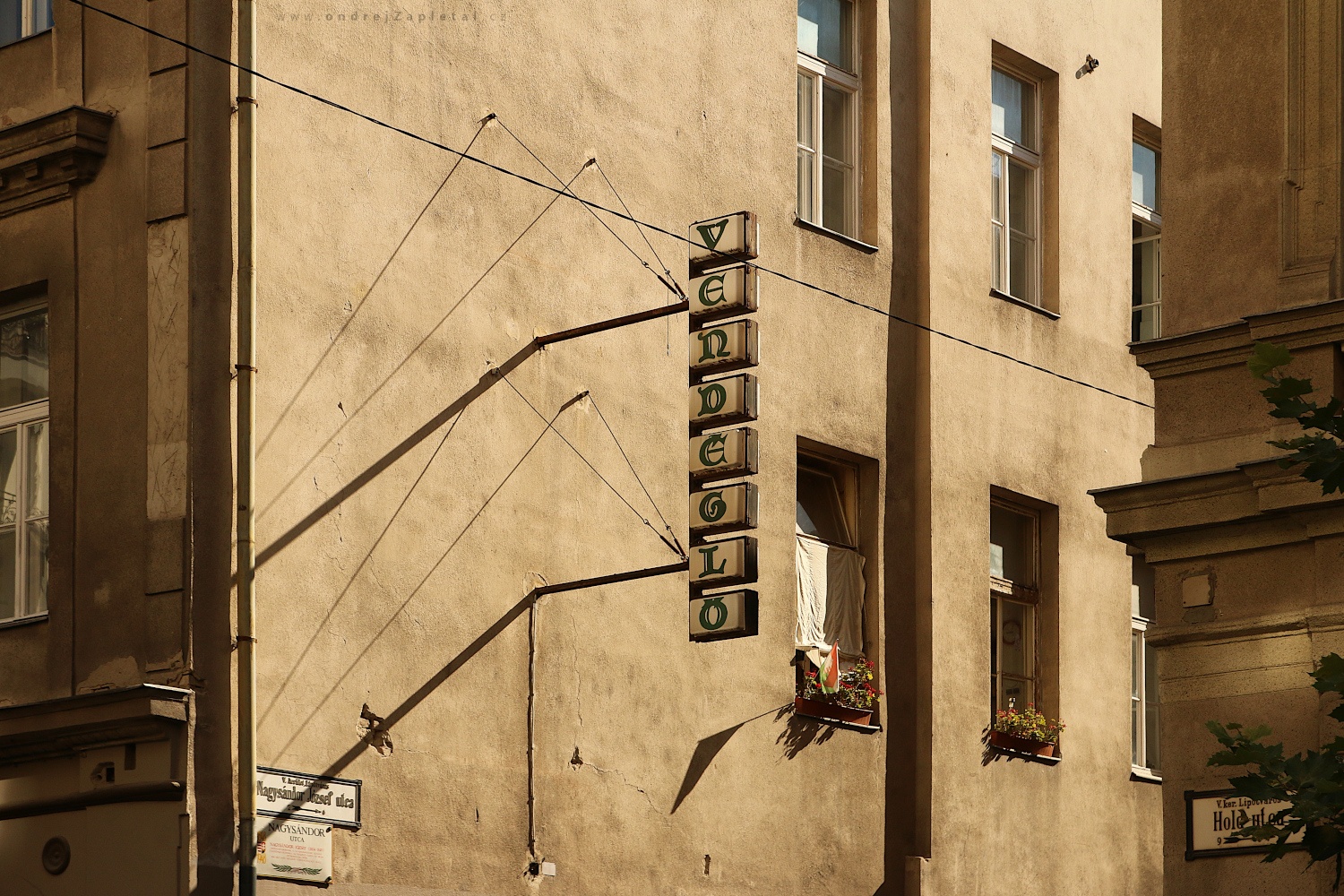 Vendéglö (On the photo:  (Urban photography) nápisy, ulice, město)