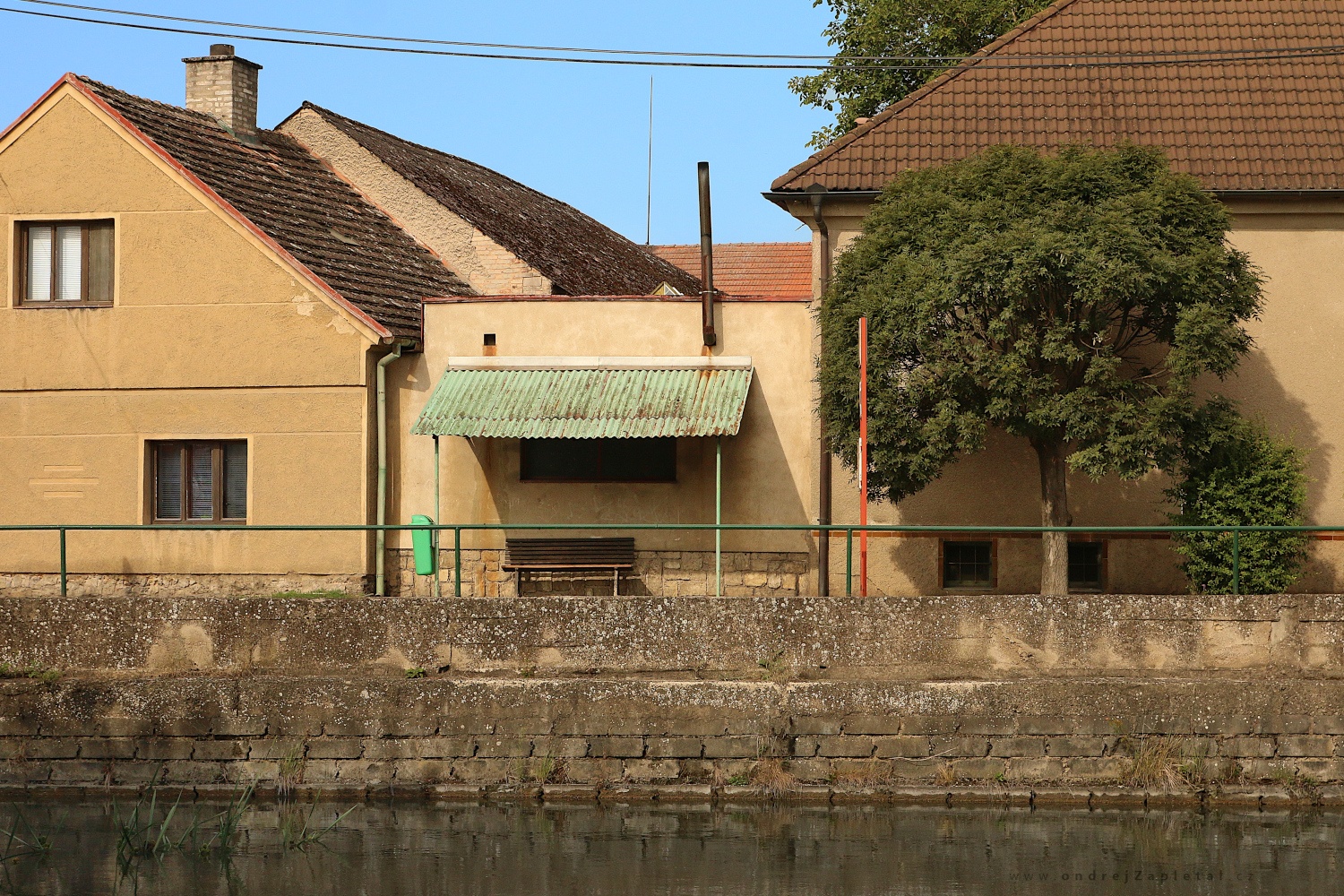 The village square bus stop (On the photo:  (Rural photography) venkov, budova, léto)
