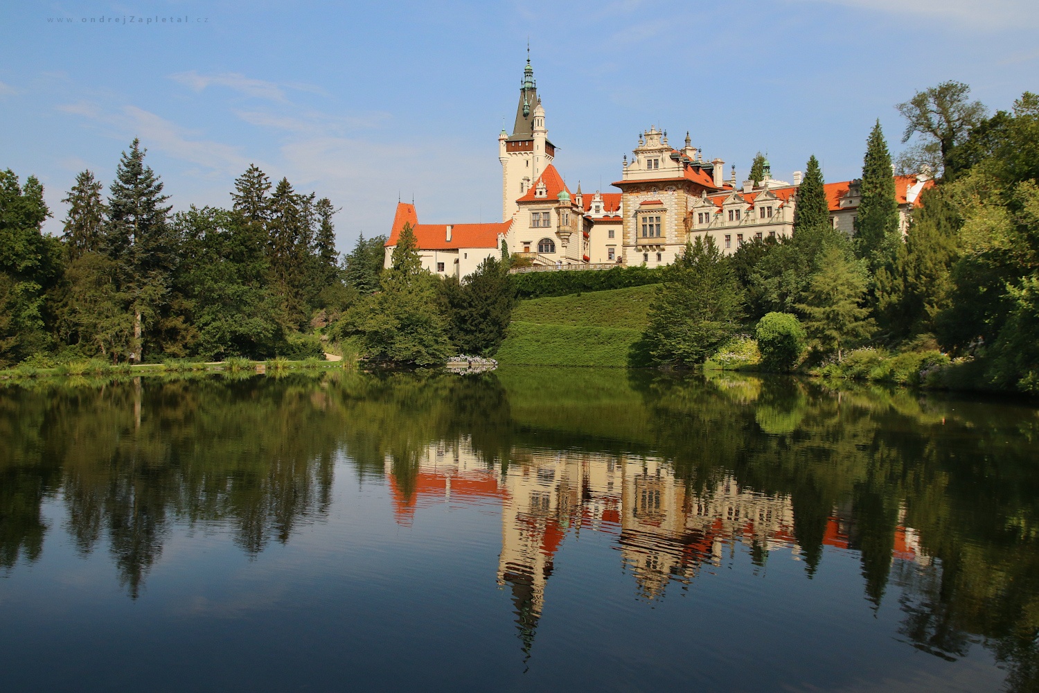 Zámek nad rybníkem (Na fotografii:  (Fotografie achitektury) hrad, voda, stromy)