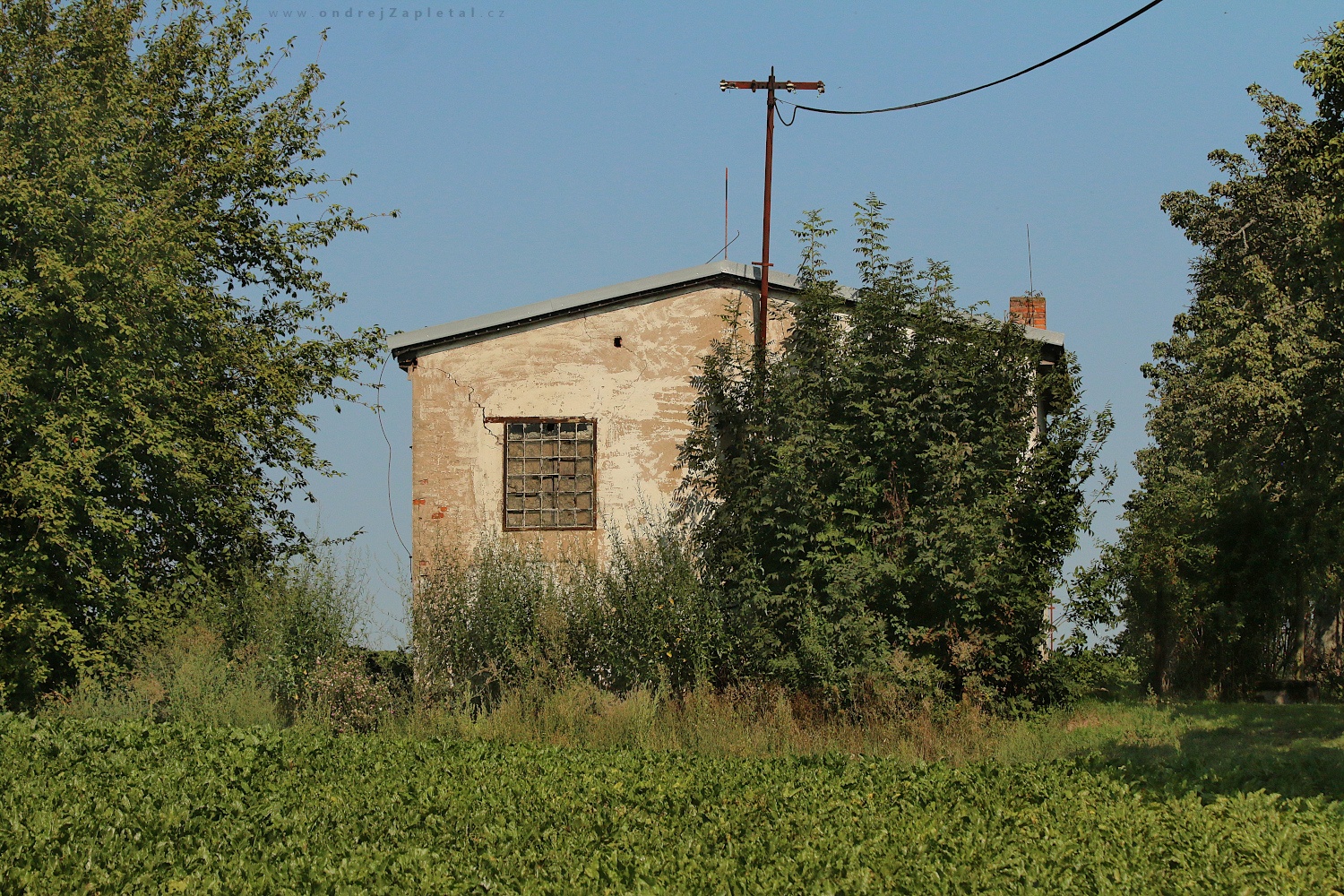Building in Fields (On the photo:  (Rural photography) pole, budova, léto)
