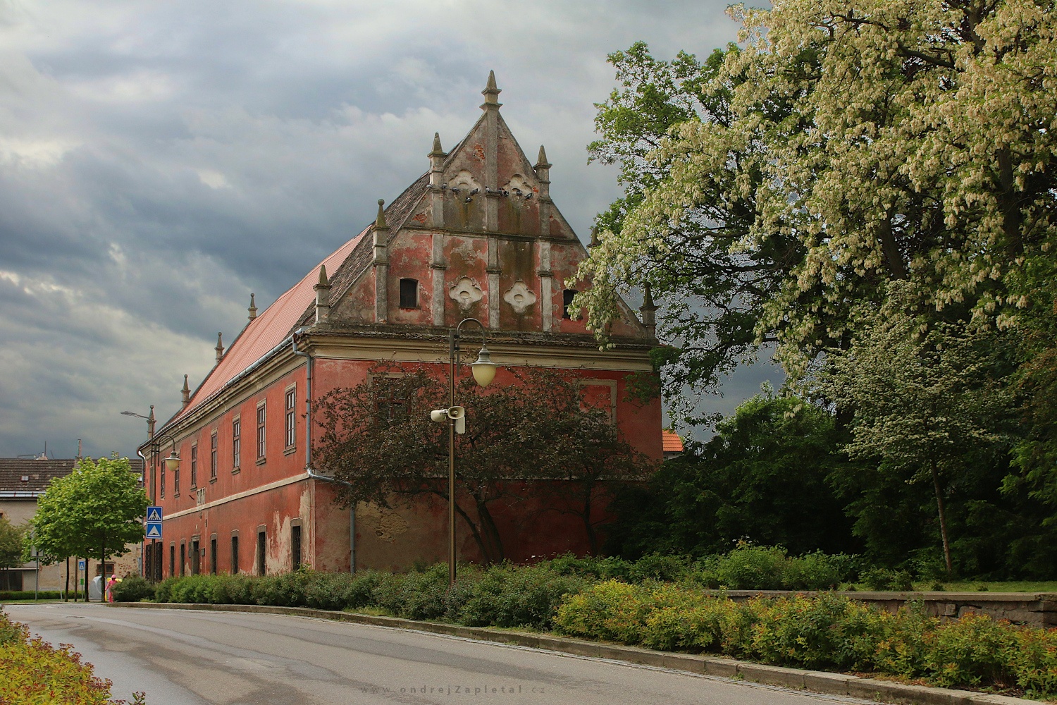 The Pink Deanery (On the photo:  (Urban photography) budova, mraky, město)