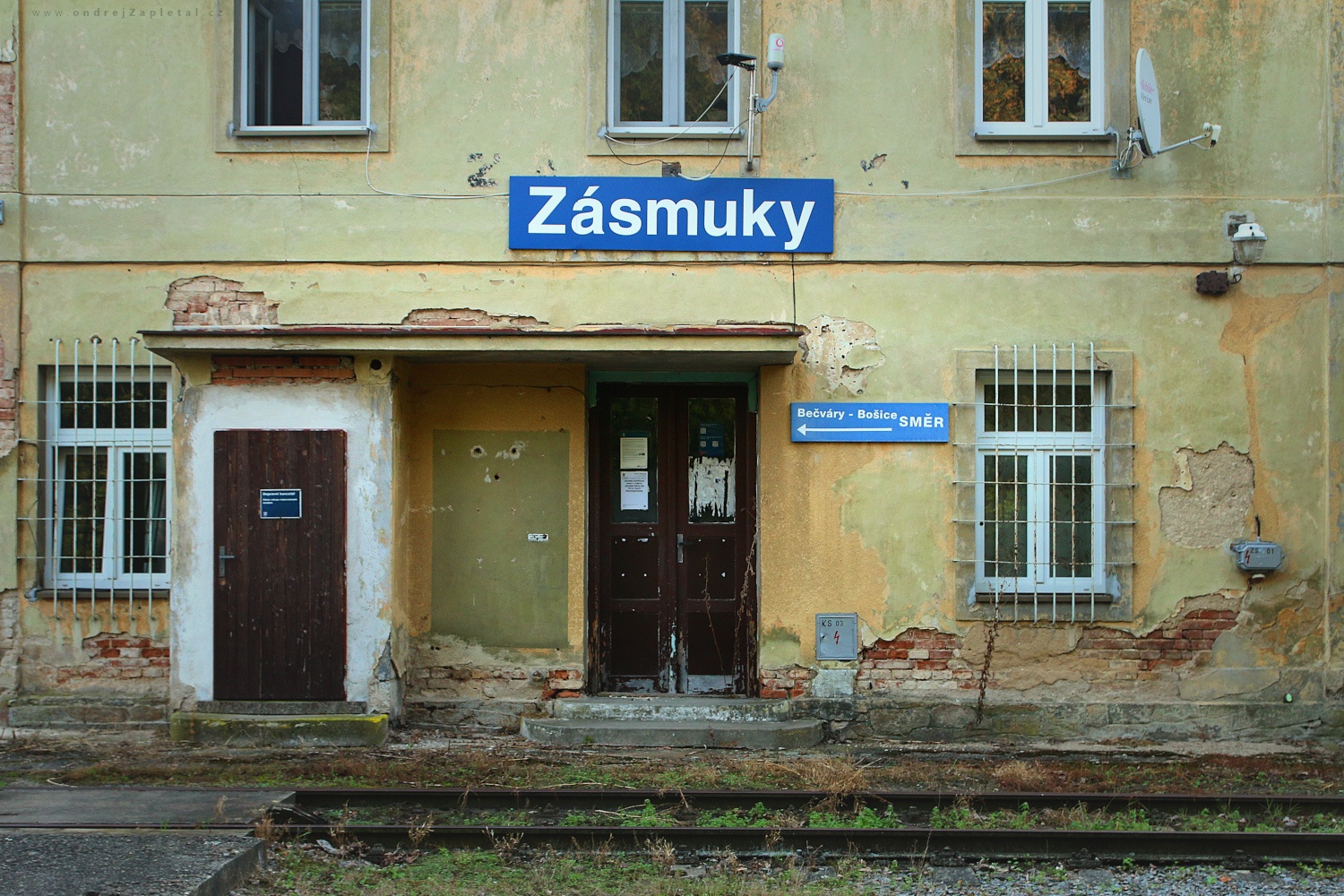 Train Station in Zásmuky (On the photo:  (Urbex photography) budova, nápisy, vlak, cihly)