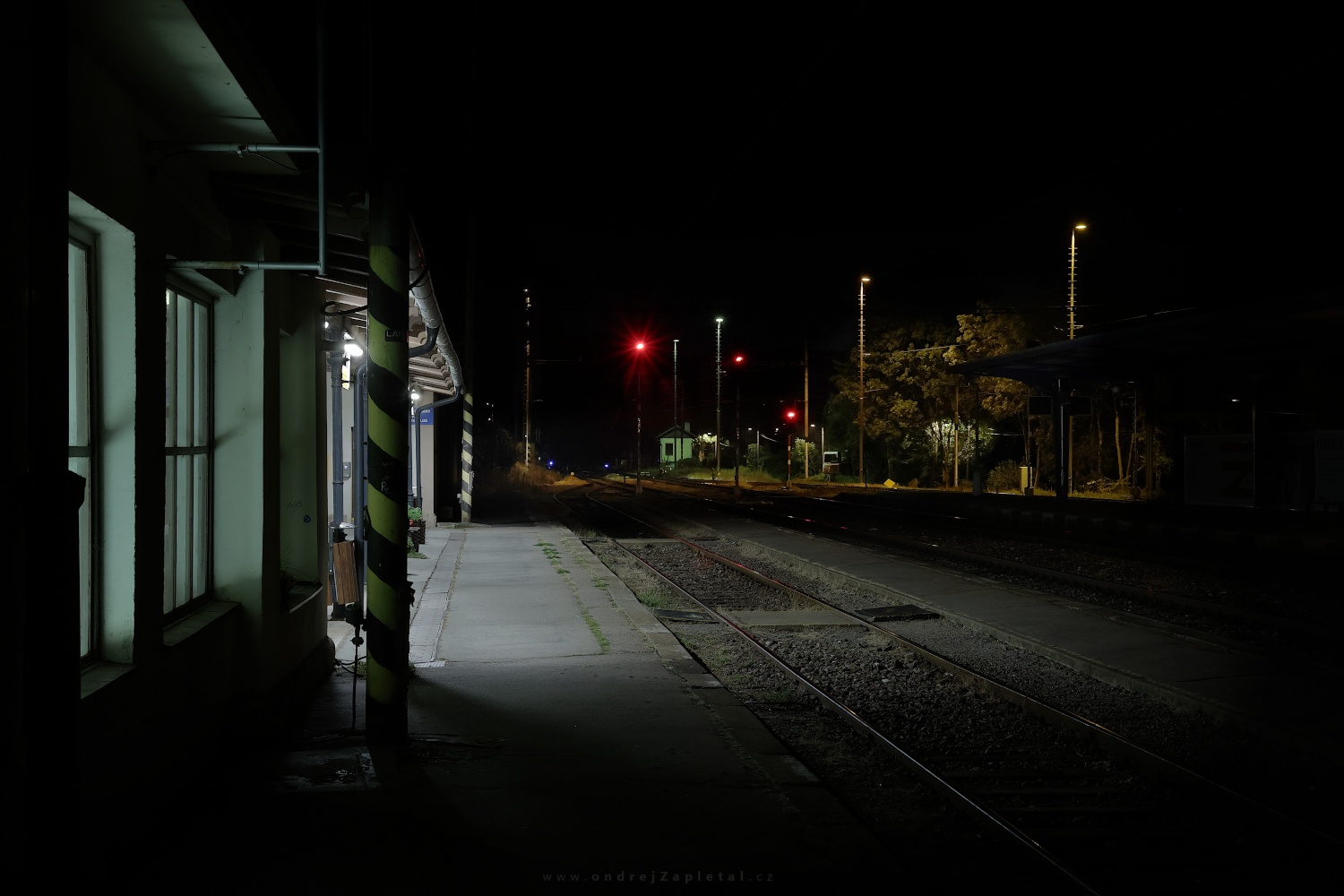 Train Station in Night (On the photo:  (Industrial Photography) vlak, noc, elektřina)