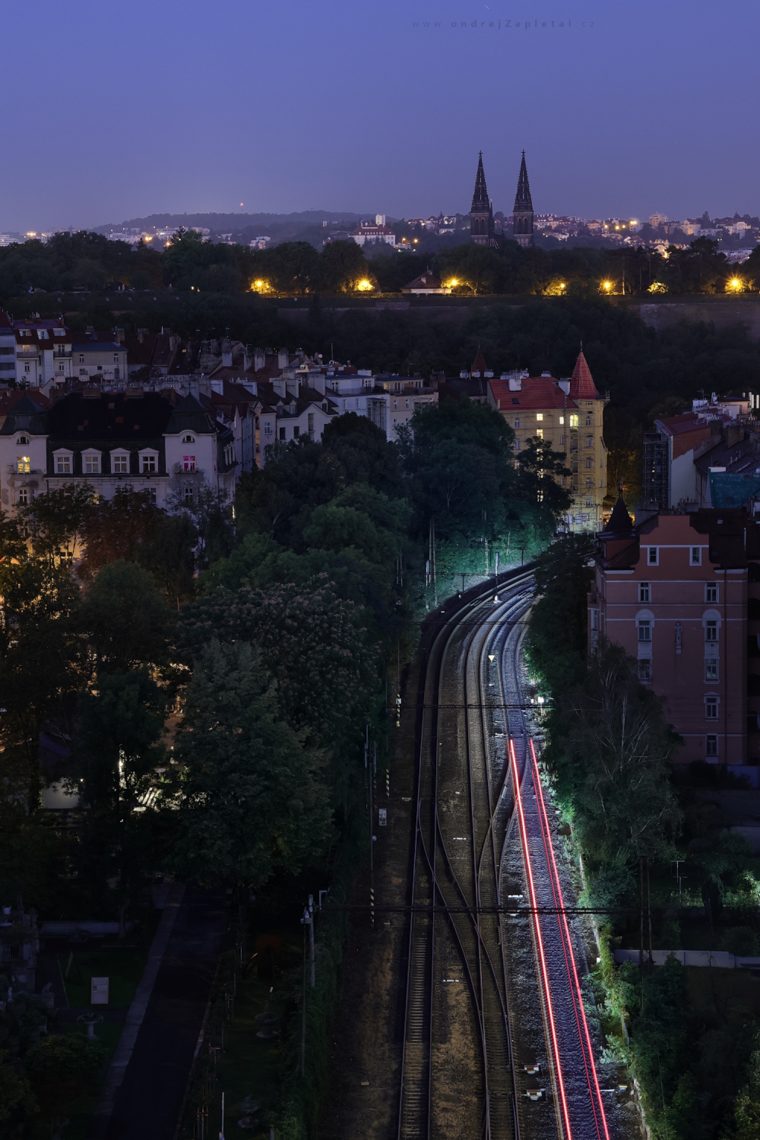 Vlak pod Vyšehradem (Na fotografii:  (Fotografie města) vlak, ráno, kostel, praha, město)