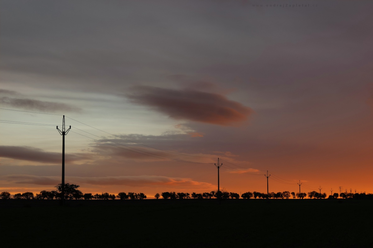 Lines from the East (On the photo:  (Rural photography) elektřina, ráno, mraky, venkov)