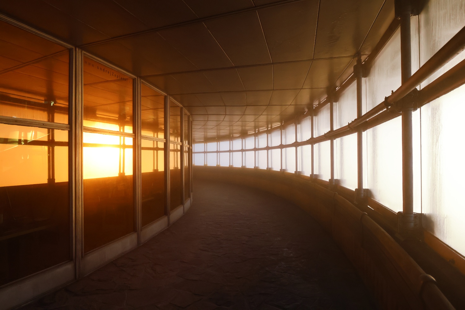 Outer Hallway (On the photo:  (Architecture photography) interiér, ráno, budova)