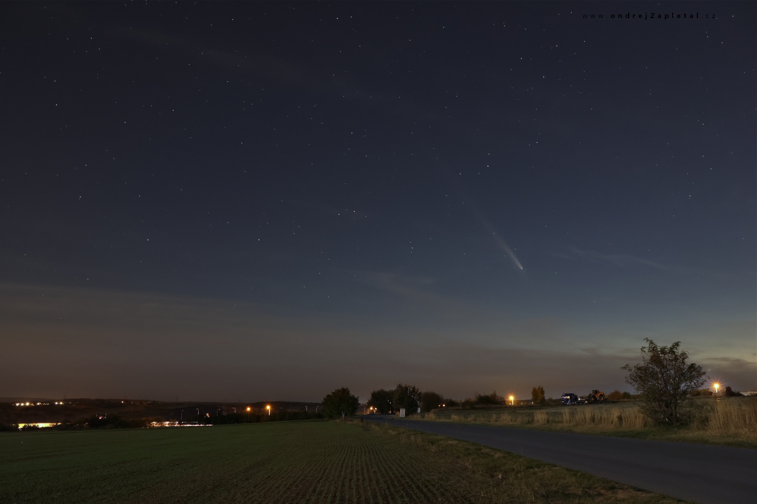 Comet in the Evening (On the photo:  (Astrophotography) večer, obloha, astronomie)