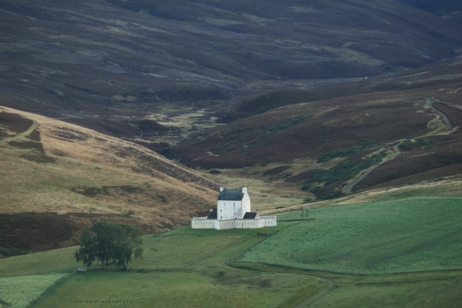Castle in Valley (On the photo:  (Landscape photography) hrad, venkov, hory)