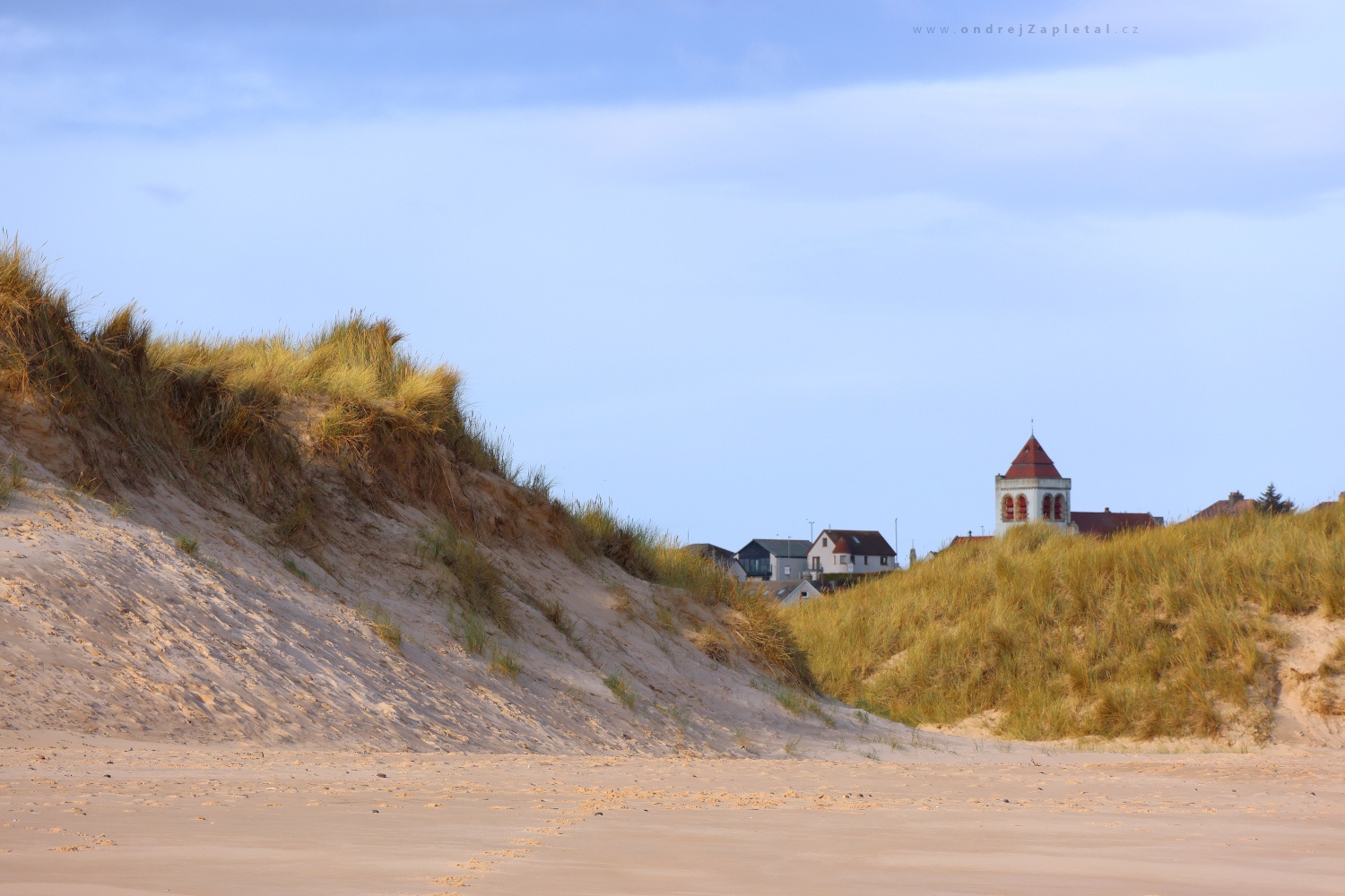 Church behind a Dune (On the photo:  (Landscape photography) kostel, moře, venkov)
