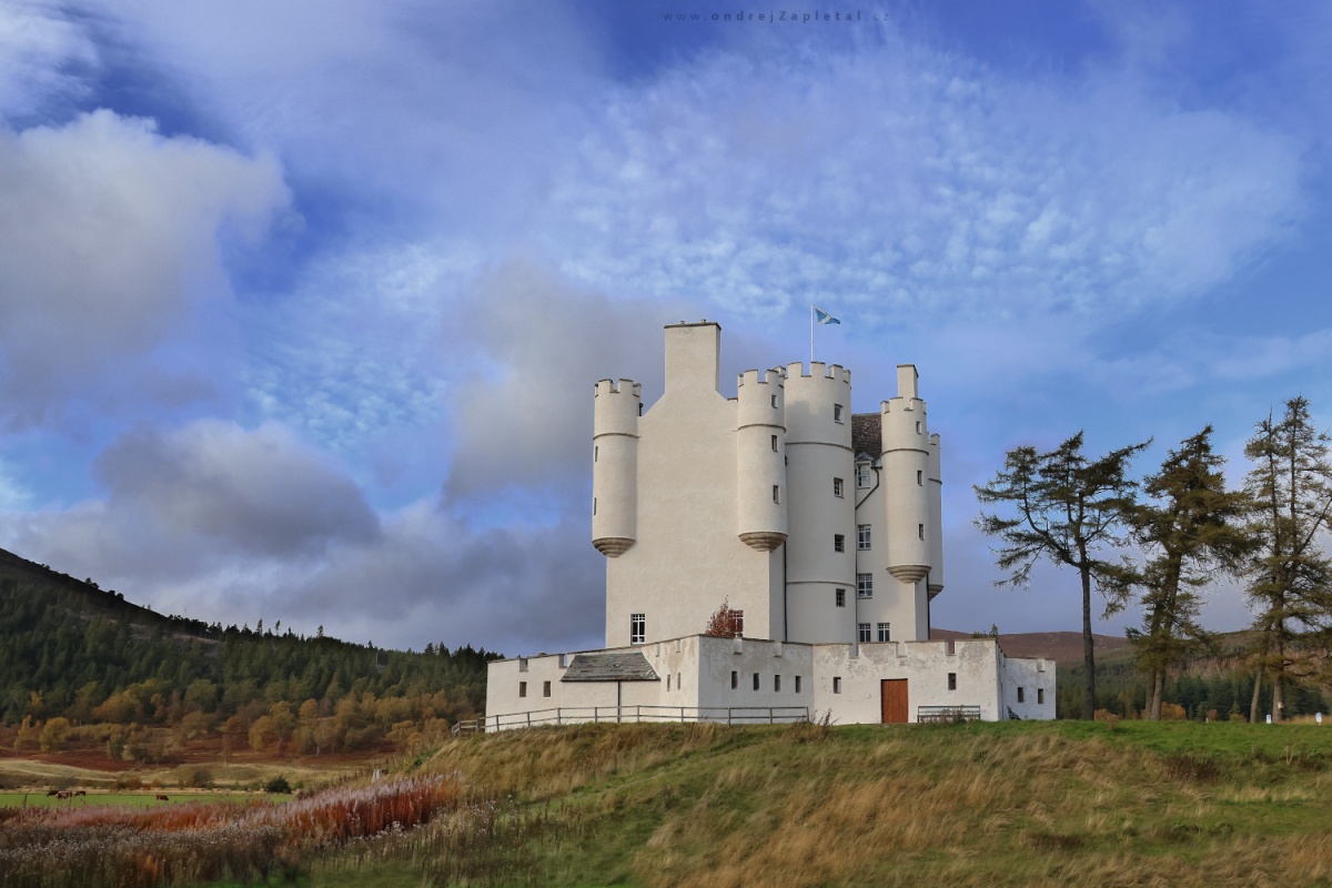 Braemar Castle (On the photo:  (Landscape photography) hrad, stromy, obloha)