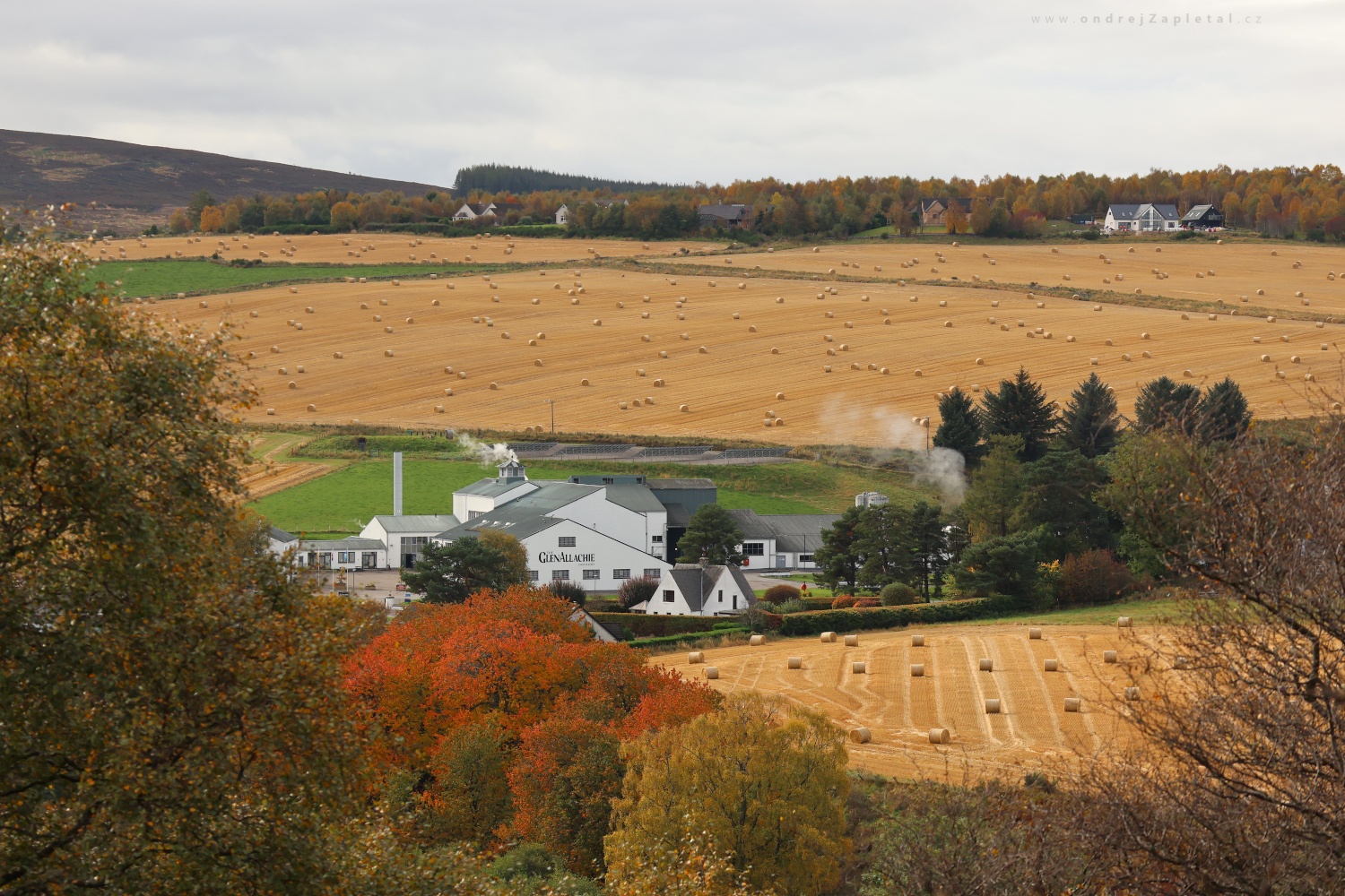Palírna GlenAllachie (Na fotografii:  (Fotografie krajiny) budova, venkov, podzim, pole, stromy)