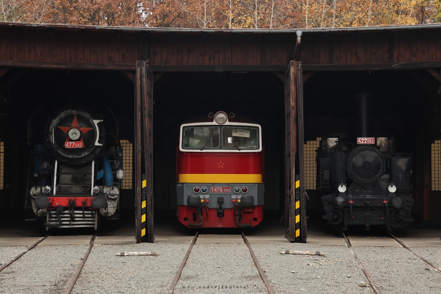 Three Engines (On the photo:  (Industrial Photography) vlak, budova, industrial)