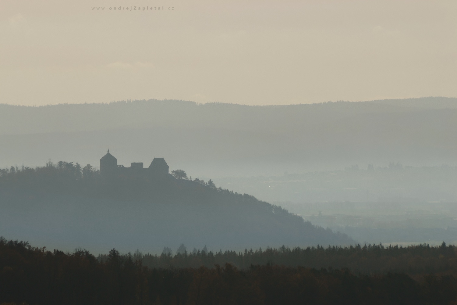 Castle Silhouette (On the photo:  (Landscape photography) hrad, ráno, podzim)