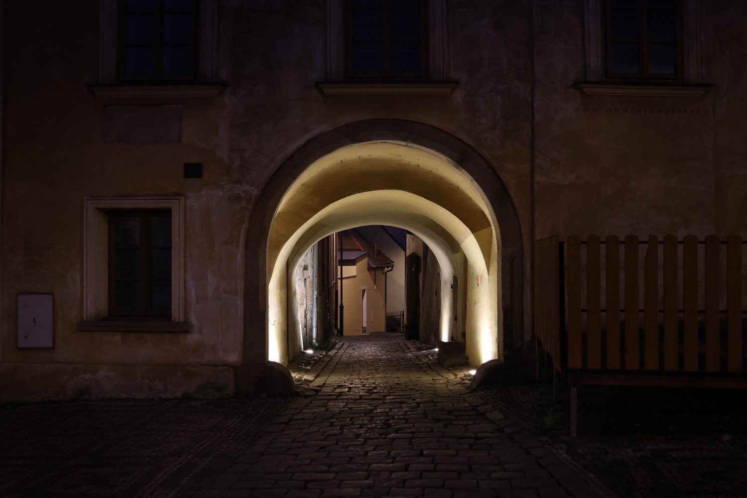 Into the Light (On the photo:  (Urban photography) cesta, noc, město)