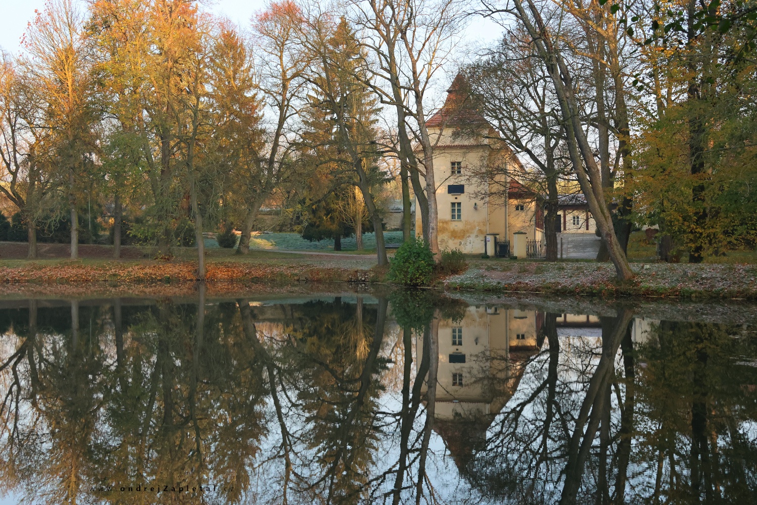 Zámek u rybníka (Na fotografii:  (Fotografie venkova) hrad, podzim, stromy, voda)