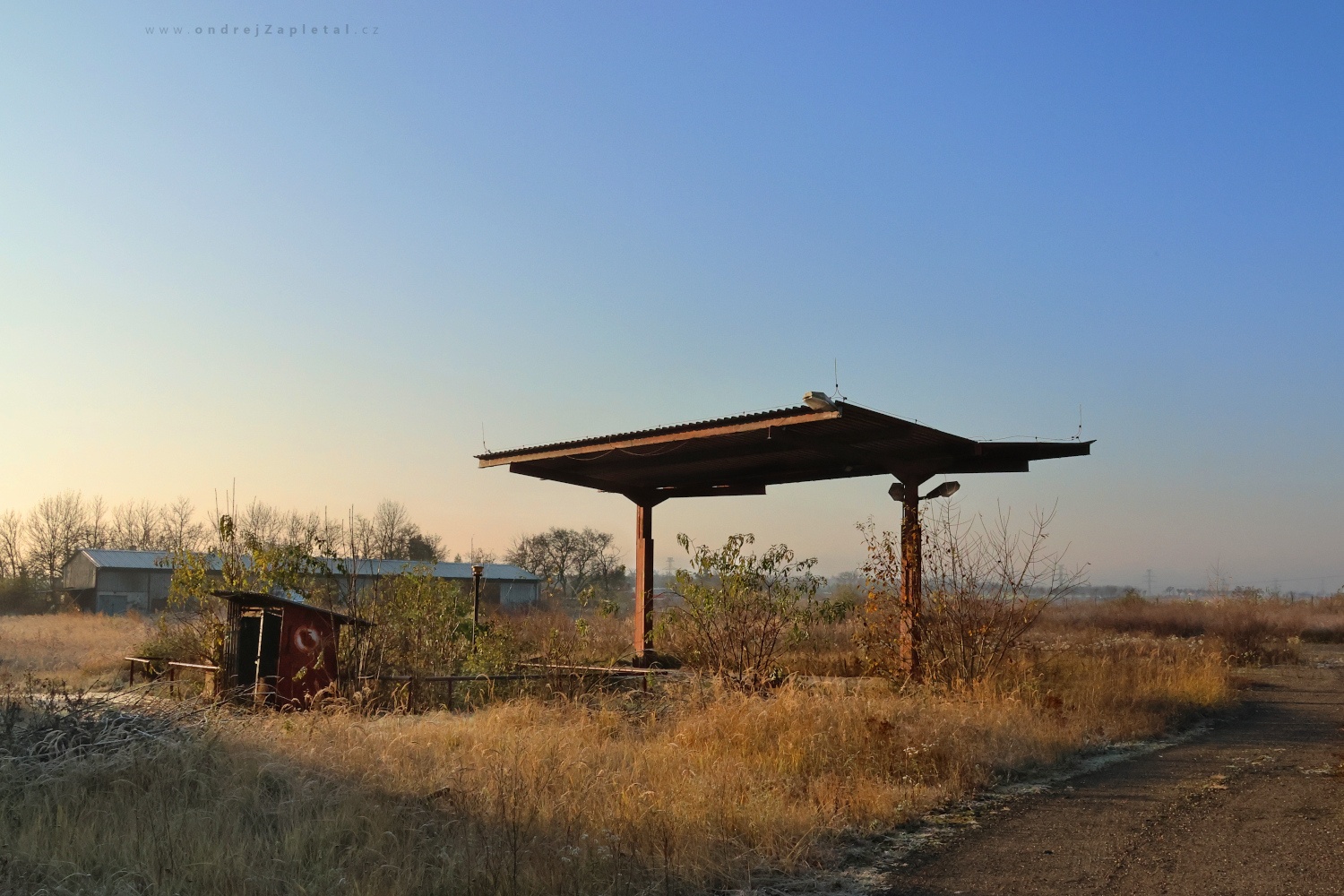 Degrading Gas Station (On the photo:  (Urbex photography) industrial, ráno, ruiny, zima)