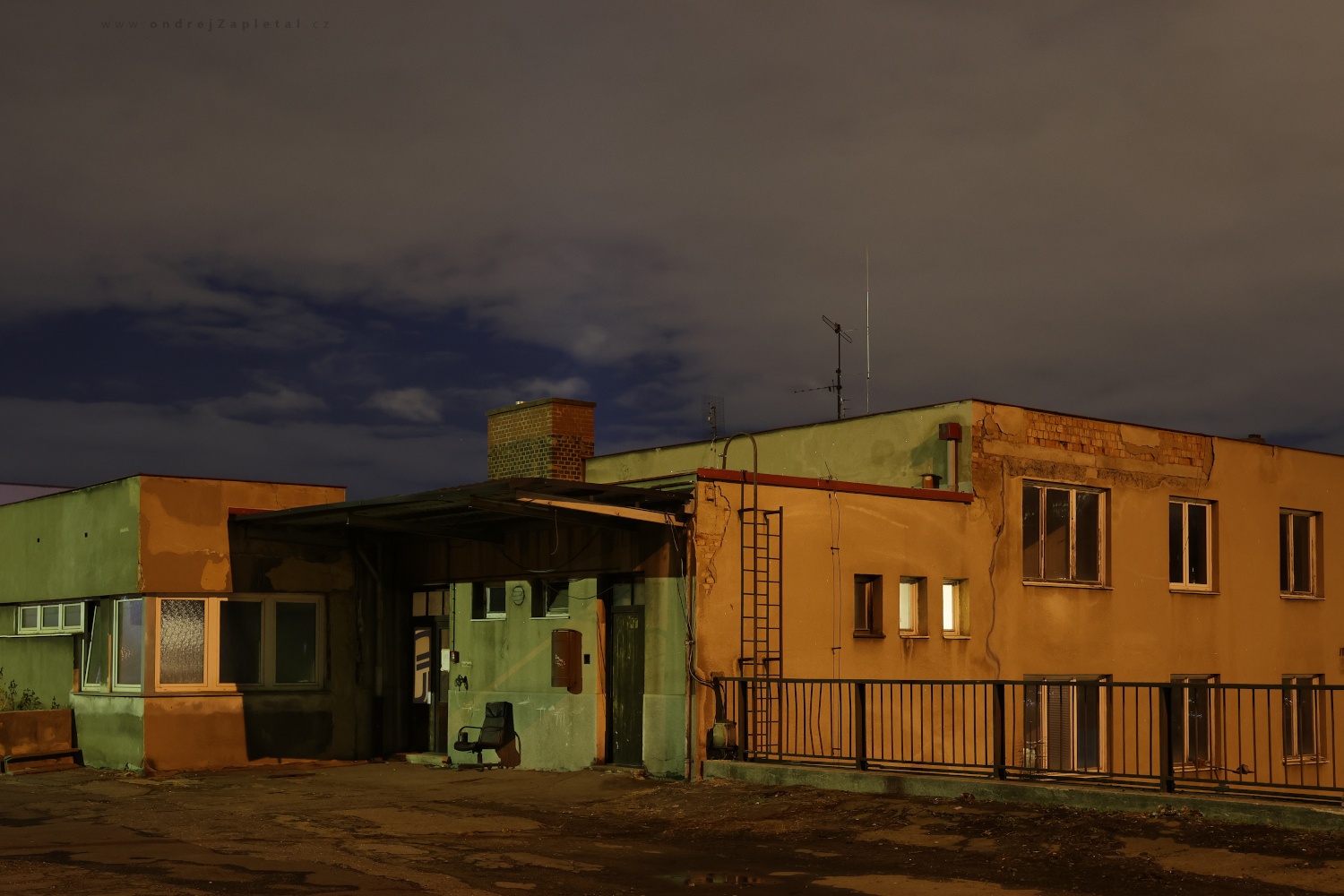 Train Station Krč (On the photo:  (Urban photography) budova, noc, praha, ruiny)