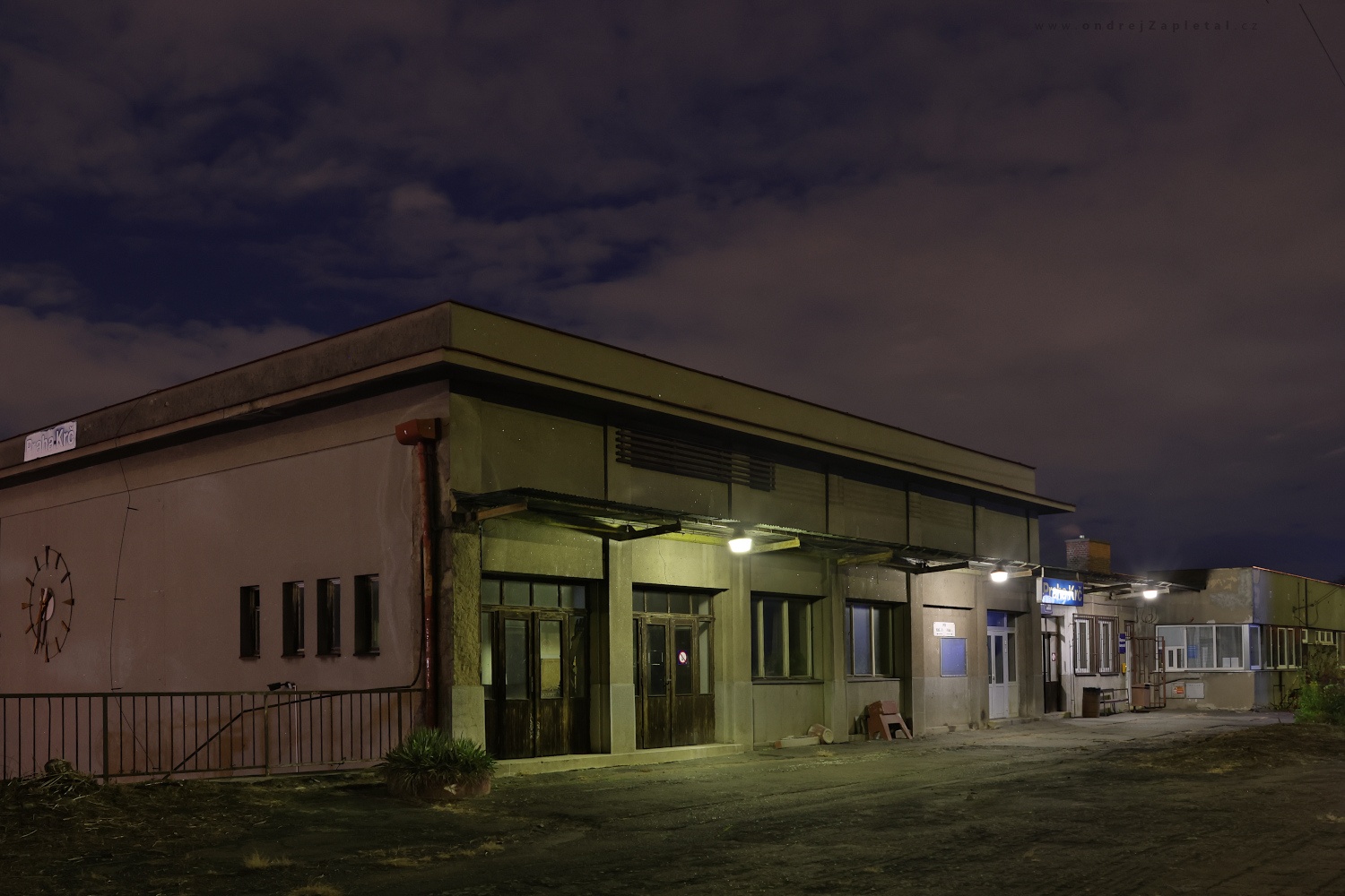 Train Station in Evening (On the photo:  (Urban photography) budova, večer, vlak, praha)