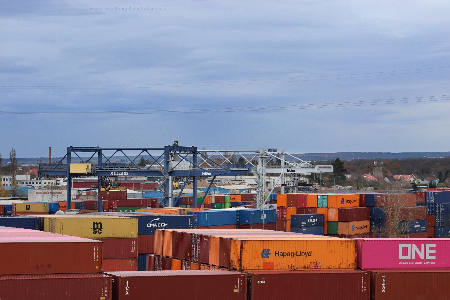 Container hub (On the photo:  (Industrial Photography) industrial, železo, mraky)