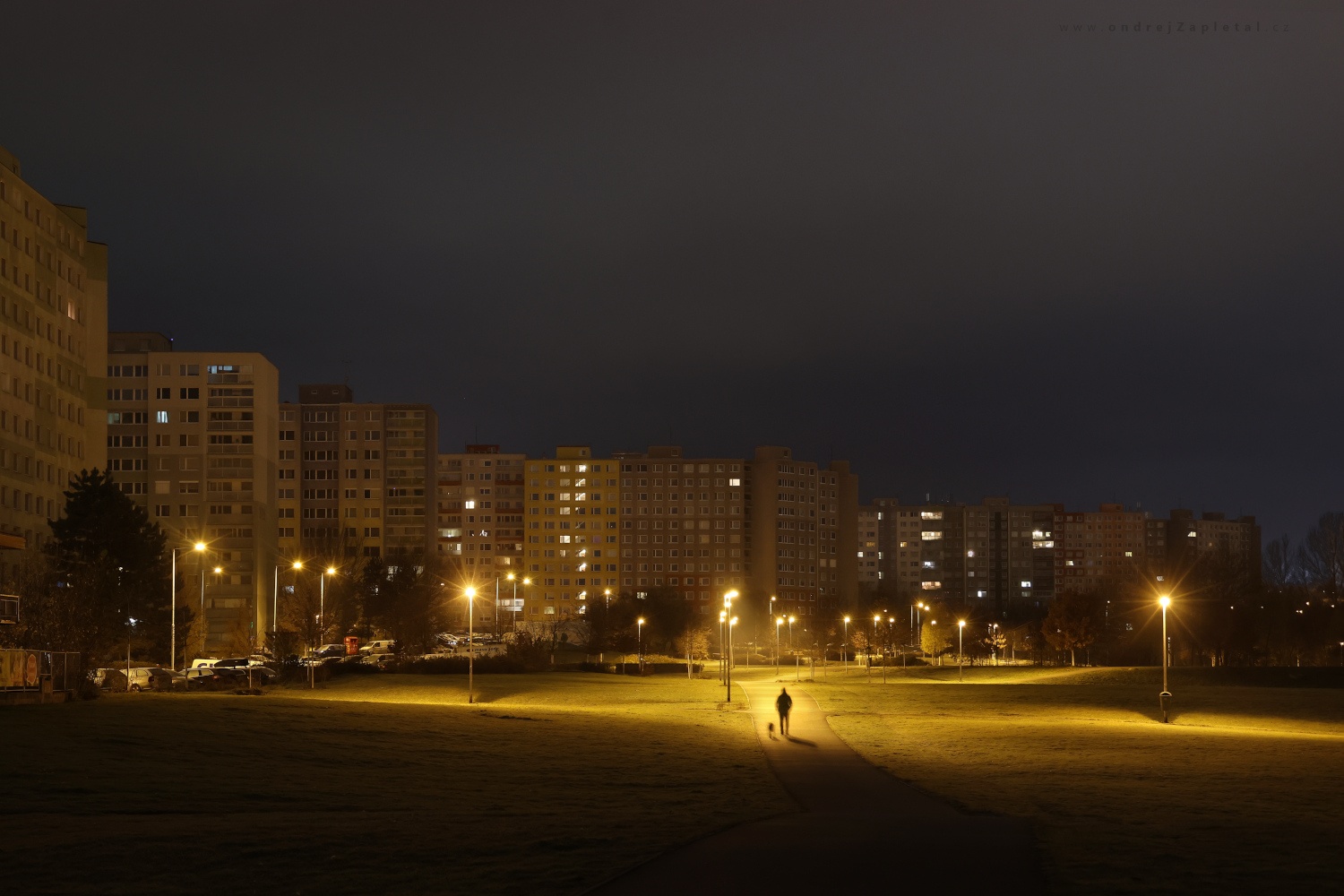 Morning Walkies (On the photo:  (Urban photography) ráno, město, budova, praha, lidé)