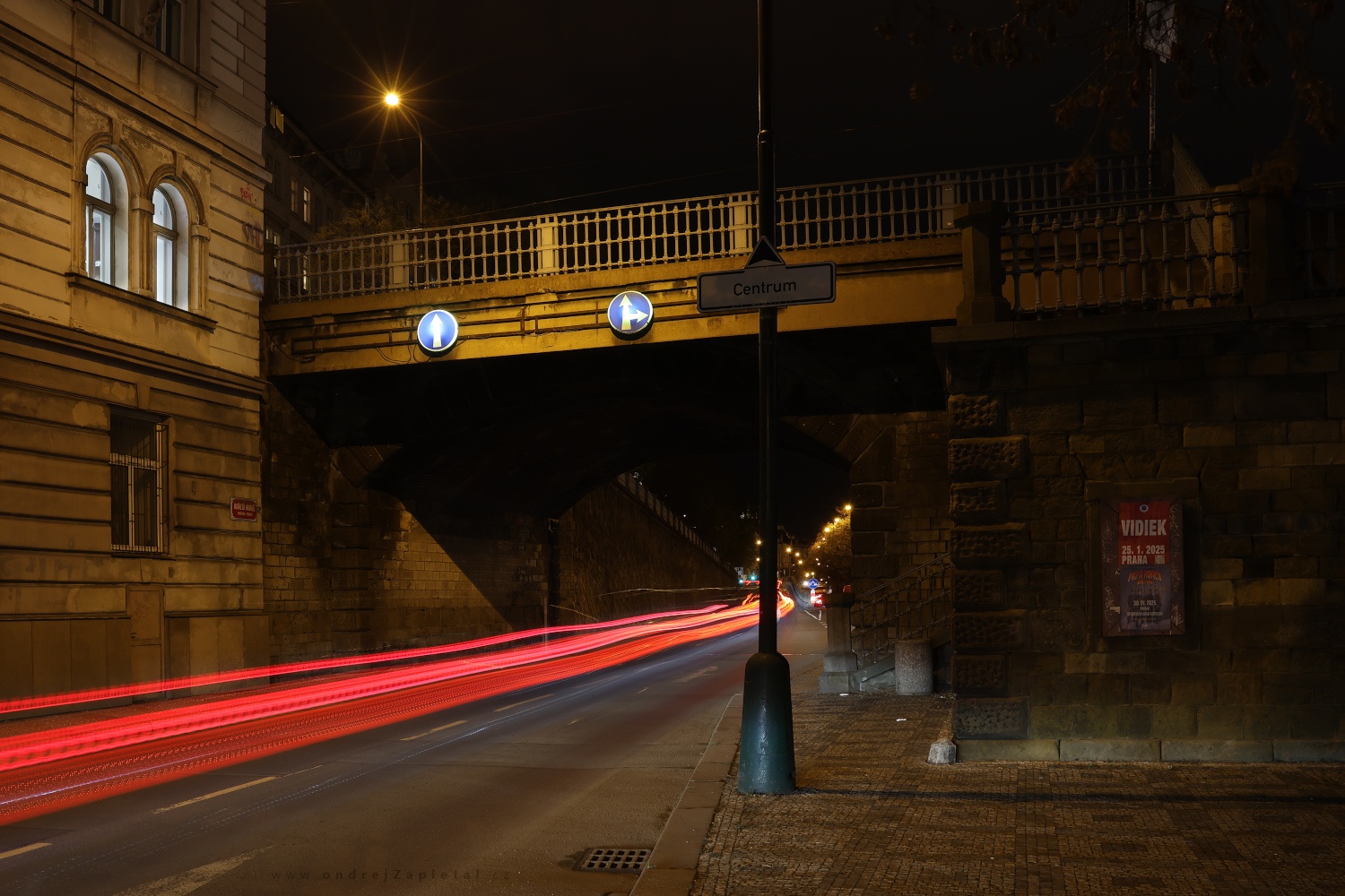 Red Line under a Bridge (On the photo:  večer, praha, cesta, budova)