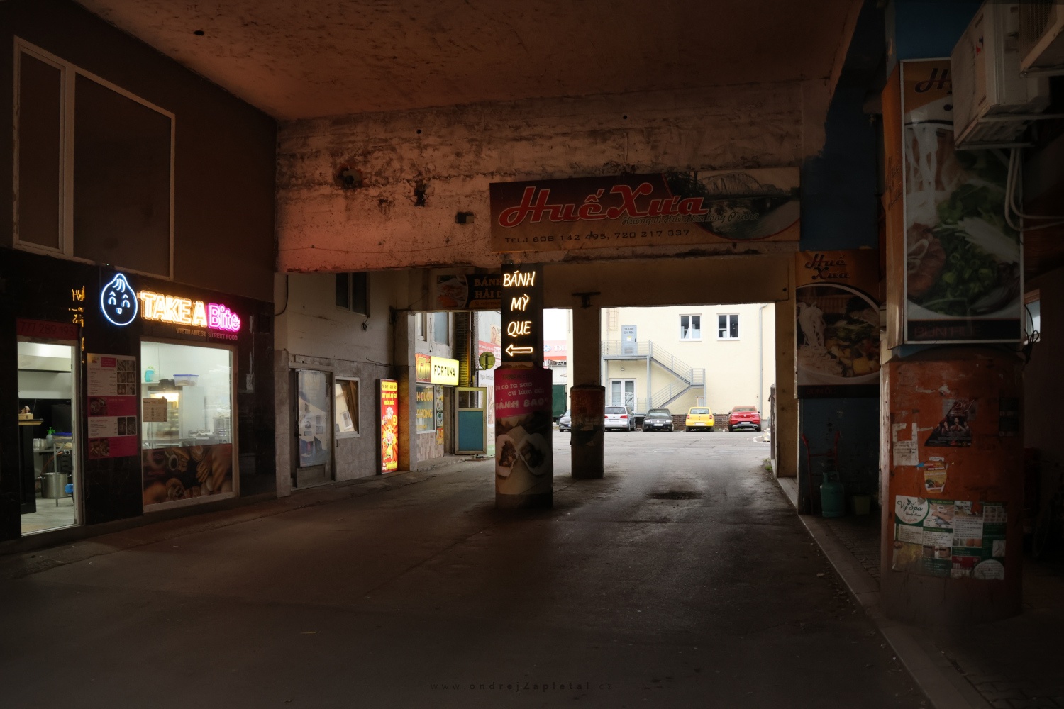 Vietnamese Shops (On the photo:  (Urban photography) cesta, budova, beton, nápisy, elektřina)