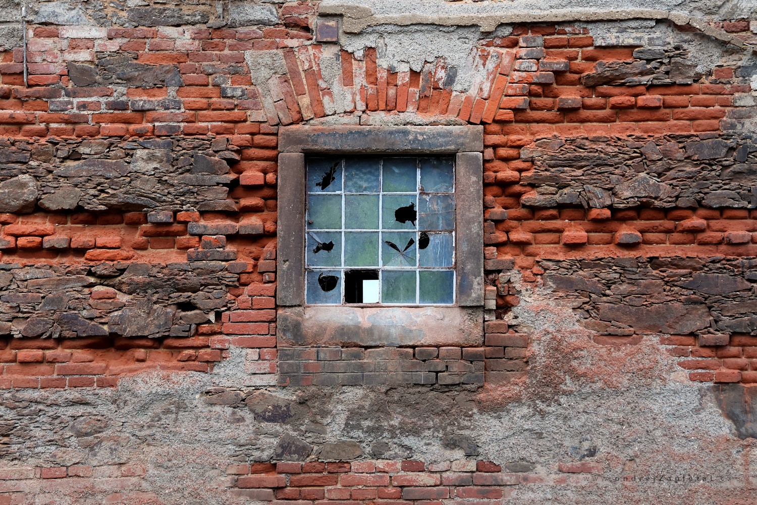 Window in a Brick Wall (On the photo:  (Urbex photography) cihly, budova, ruiny)