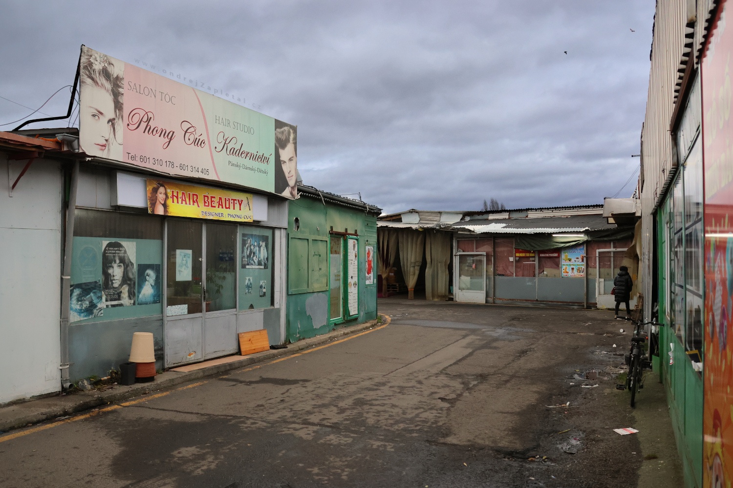Street in a Market (On the photo:  (Urban photography) ulice, nápisy, praha, mraky)