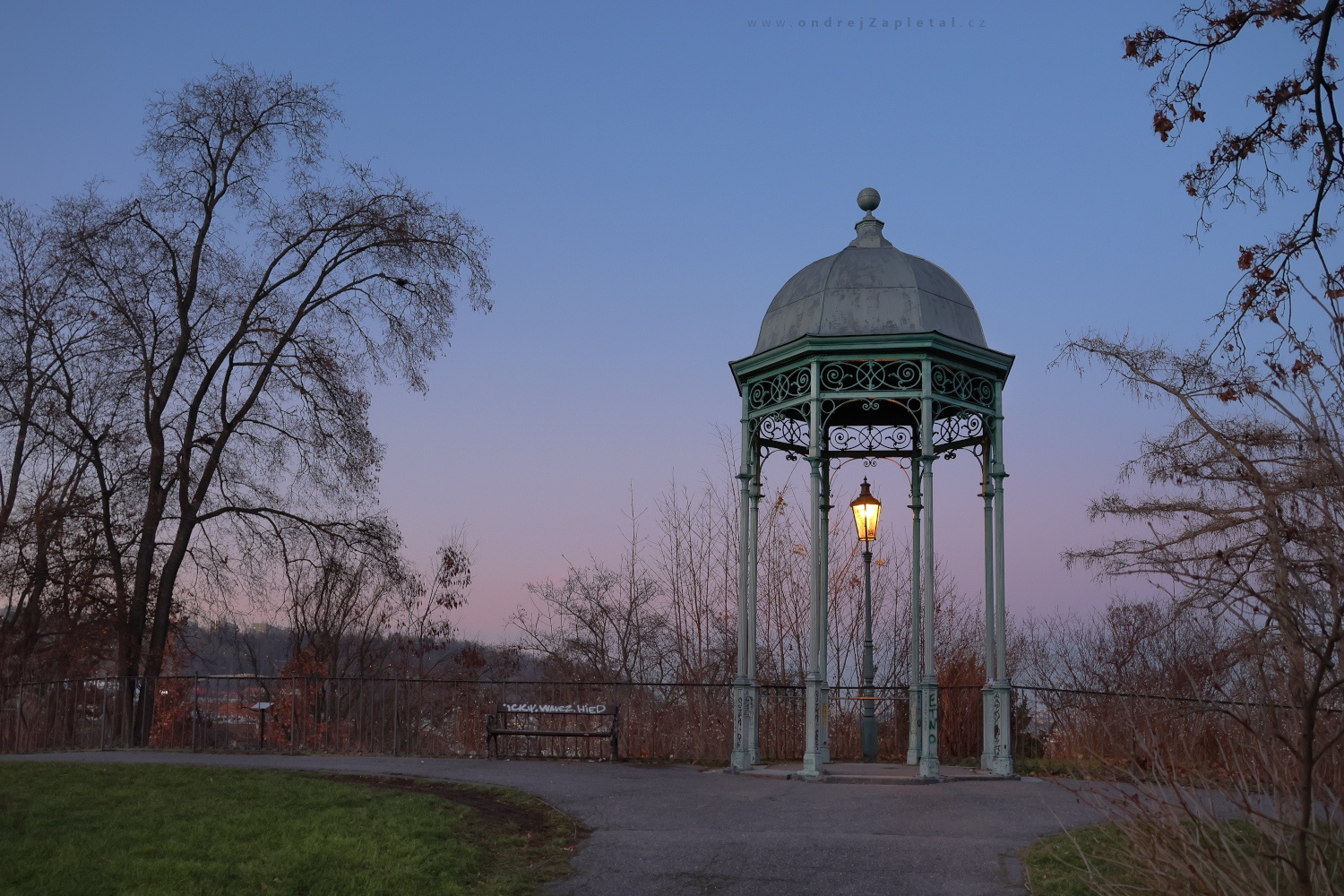  (On the photo:  (Urban photography) večer, praha, stromy)