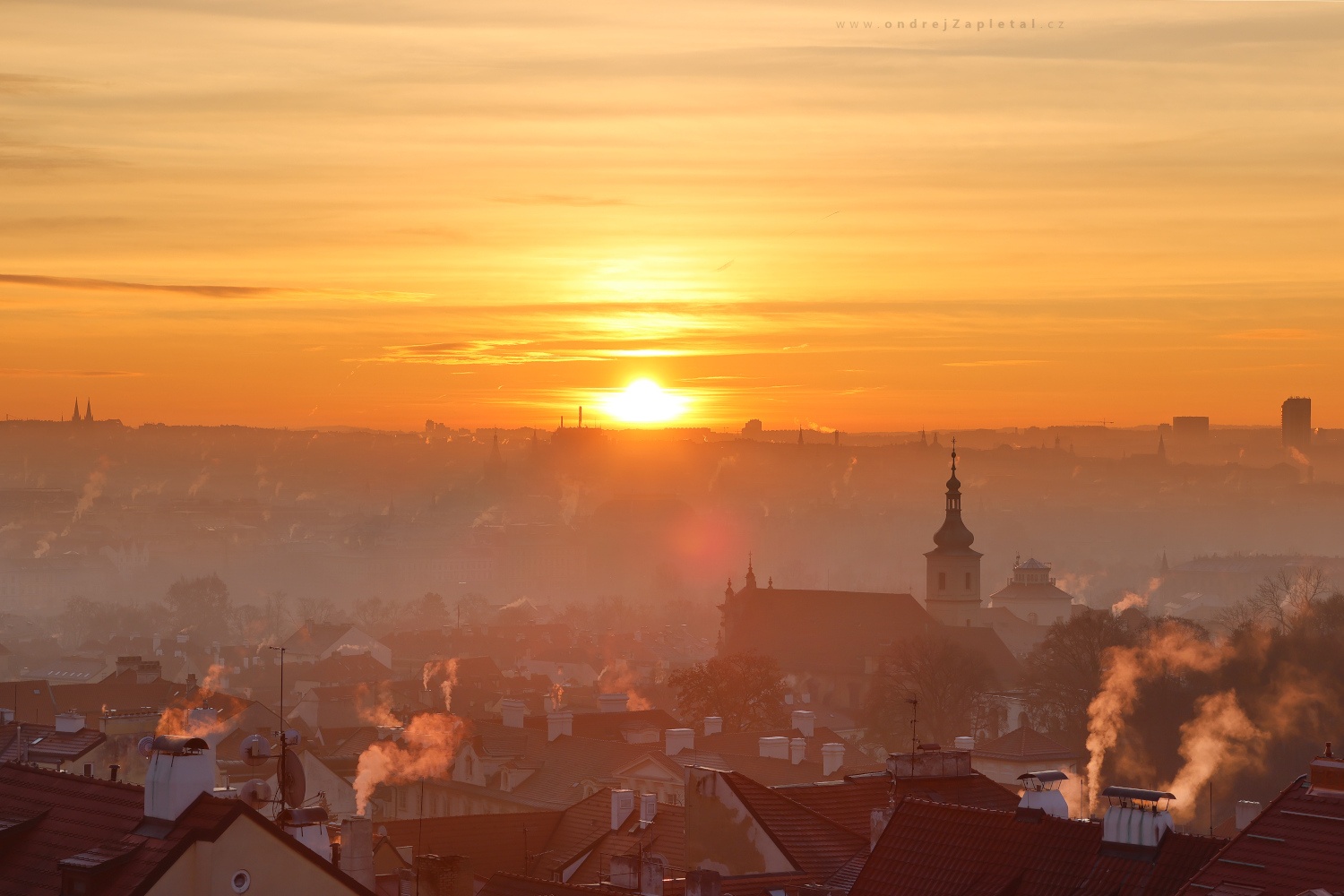 Church in First Morning Rays (On the photo:  (Cityscape photography) kostel, ráno, slunce, praha, město, zima)