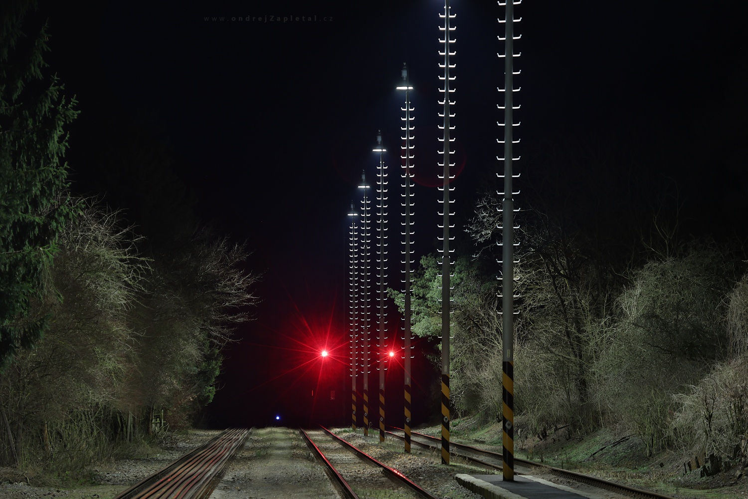Darkness beyond the Train Station (On the photo:  (Industrial Photography) noc, vlak, elektřina, cesta, stromy)