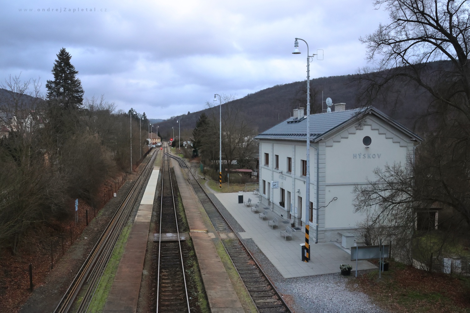 View from an Overpass (On the photo:  (Rural photography) budova, vlak, stromy, zima)