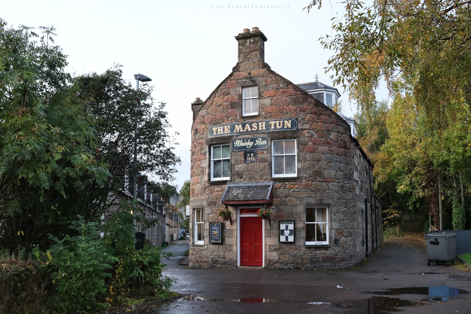 The Mash Tun (On the photo:  (Rural photography) budova, nápisy, podzim, ulice)