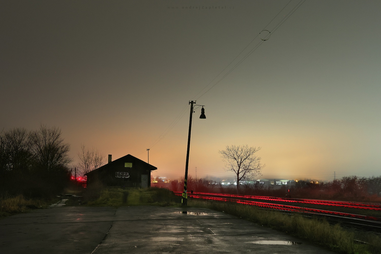 Lamp in a Dark (On the photo:  (Industrial Photography) noc, vlak, budova, stromy, venkov)