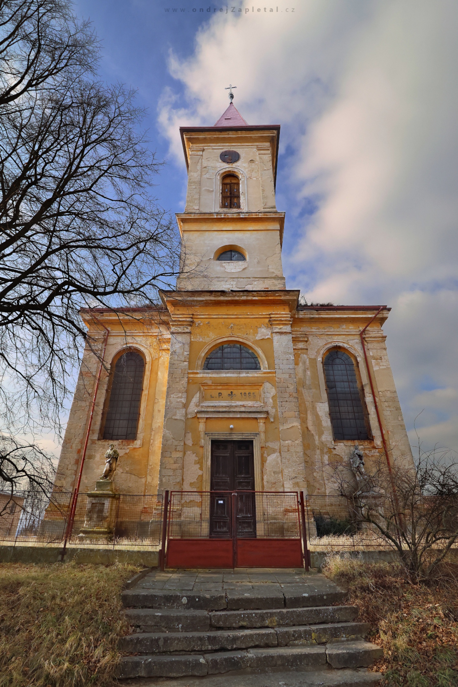 Oranžový kostel (Na fotografii:  (Fotografie opuštěných míst) kostel, stromy, ruiny, socha)
