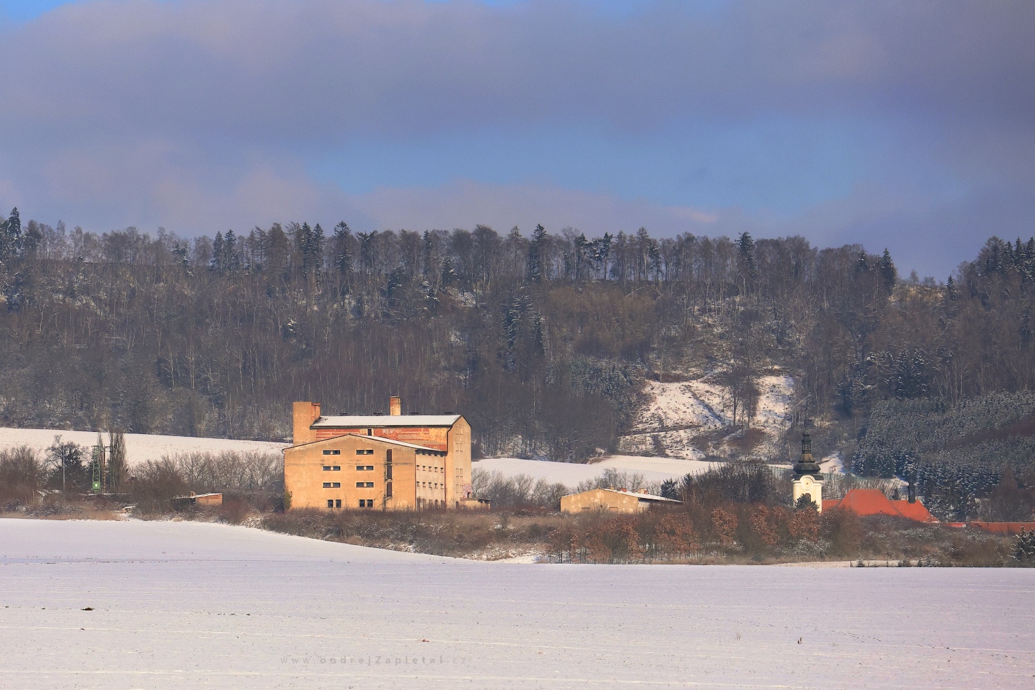 Building at the Edge of Village (On the photo:  (Rural photography) budova, zima, sníh, venkov)