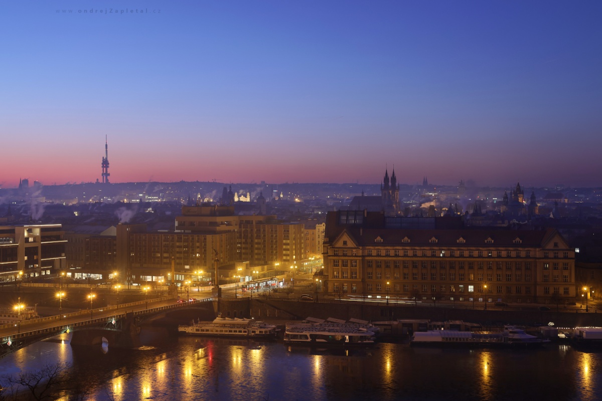 Ráno z Letné (Na fotografii:  (Fotografie města) ráno, město, praha, zima, elektřina)