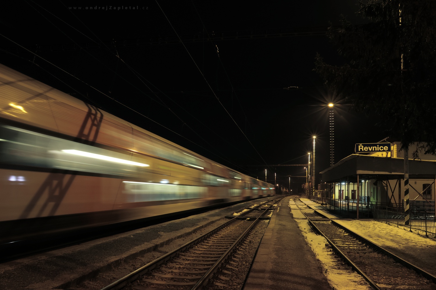 Train Going by (On the photo:  (Night photography) vlak, noc, elektřina)